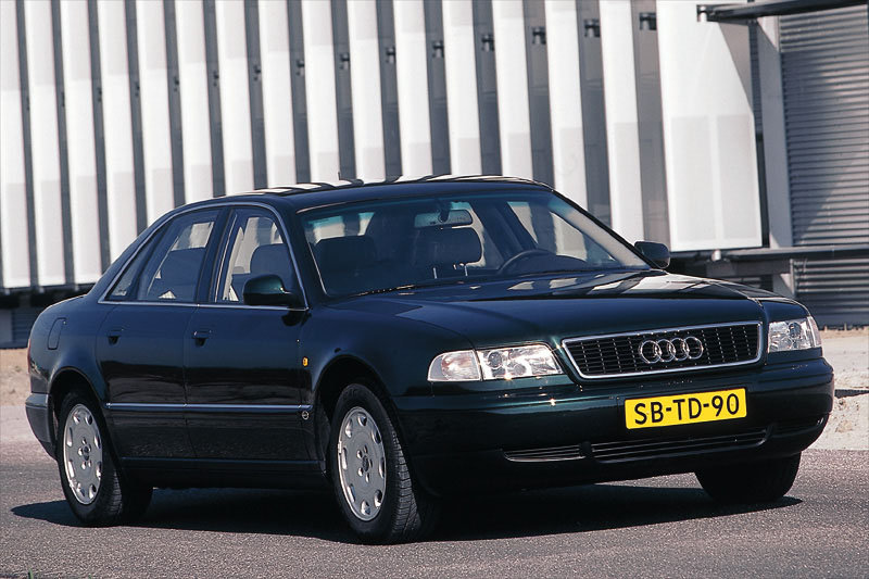 Audi A8 1994 matmenys